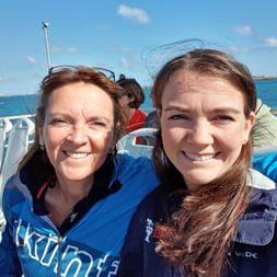 Madlene und ihre Mama auf einer Bootstour in der Bretagne