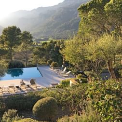 Garten mit Pool einer Finca