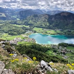 Panoramablick auf den Fuschlsee und Berge