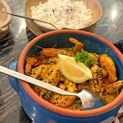 Mediterranes Gericht mit Garnelen