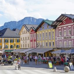 Häuserfront im Zentrum von Mondsee