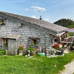 Hütte mit Sitzbänken