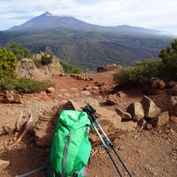 Rucksack und Wanderstöcke vor Panorama in Teneriffa