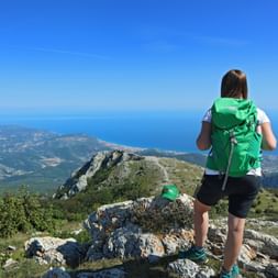 Wanderin genießt den Panoramablick auf die ligurische Küste