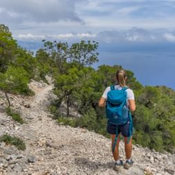 Wanderin die auf das Meer blickt Wanderin die auf das Meer blickt