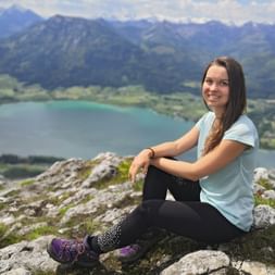Christina beim Wandern auf den Vormauerstein in St. Wolfgang