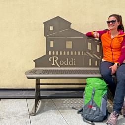 Wanderer auf Bank in Roddi