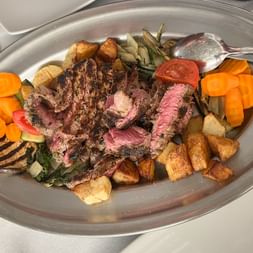 Platte mit Steak und Gemüse