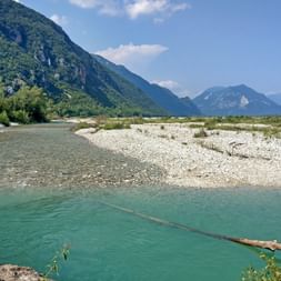 Tagliamento-Fluss it Bergen im Hintergrund