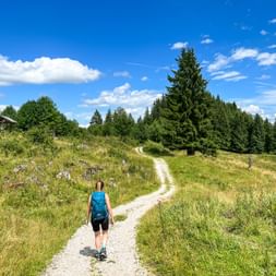 Wanderin auf Ihrem Weg in den nächsten Etappenort