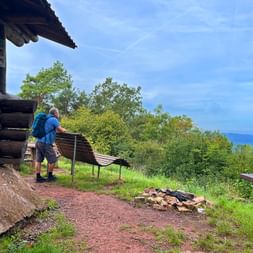 Hiker in front of a refuge on the Hammesberg