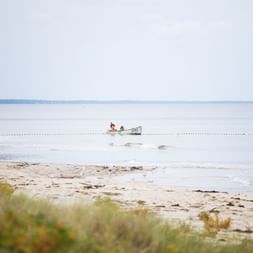 Fischer im Boot am Strand in Österlenleden