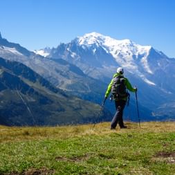 Wanderin vor der imposanten Bergkulisse des Mont Blanc