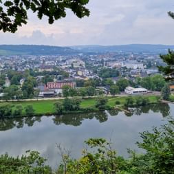 Ausblick auf Trier mit Mosel im Vordergrund