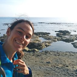 Selfie von Christina auf Elba mit Meer im Hintergrund