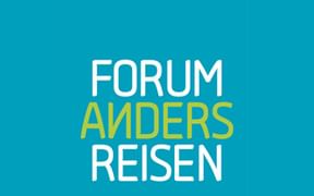 Forum Anders Reisen Logo mit weißer und gelber Schrift auf türkisfarbenem Hintergrund. Das Wort 'ANDERS' ist gelb hervorgehoben.