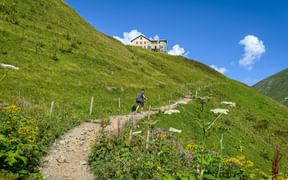 Wanderer auf dem Weg zur Kemptner Hütte