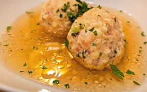 Speckknödelsuppe in Südtirol