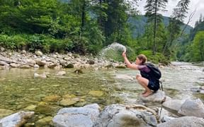 Wanderer kühlt sich am Bach ab