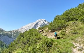 Wanderin auf Gipfelwanderweg im Karwendelgebirge