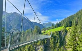 Hängebrücke Holzgau inmitten der Natur