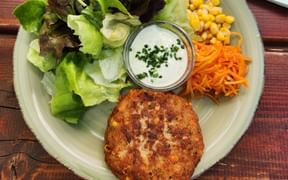 Kaspressknödel mit Salat