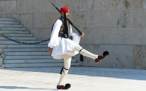 Griechischer Wachsoldat in der traditionellen Tracht