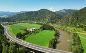 Blick auf Murtal-Autobahn mit Bergen im Hintergrund