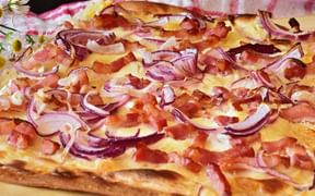 Flammkuchen mit Speck und Zwiebeln