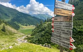 Wegweiser in den Alpen