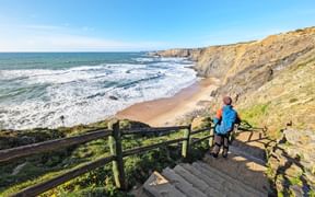 Wanderer mit Klippenblick auf das blaue Meer