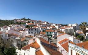 Blick auf kleine Stadt in Portugal