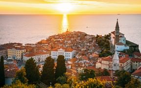 Die am Meer gelegene Stadt Piran im Sonnenuntergang