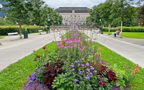 The Kurpark in Bad Ischl with a view over flowers to the congress centre