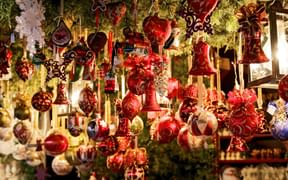 Christbaumkugeln am Weihnachtsmarkt
