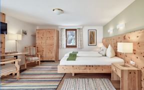 Zirbenzimmer im Biohotel Stillebach in Tirol