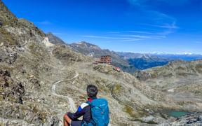Ein Wanderer genießt den Ausblick auf die Stettiner Hütte