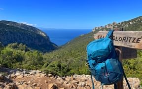 Wegweiser zum Strand "Cala Goloritze" in Baunei