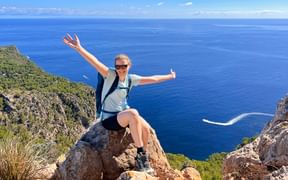 Wanderin genießt die Pause auf der Insel Mallorca