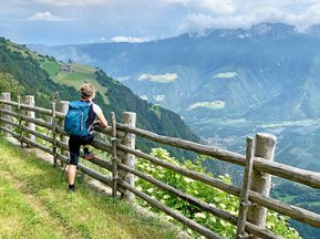 Wanderin genießt den Panoramablick