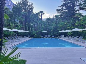 Pool des Hotel Venezia in Riva