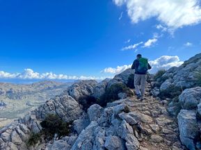 Steinwege und Ausblick auf Mallorca vor blauem Himmel