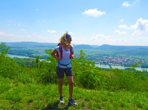 Wanderin mit Aussicht auf die Donau