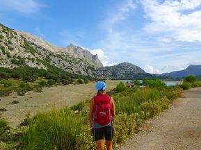Wanderin vorm Cuber Stausee auf Mallorca