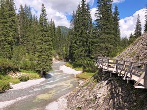 Aussichtsreiche Wandersteg am Lech Fluss