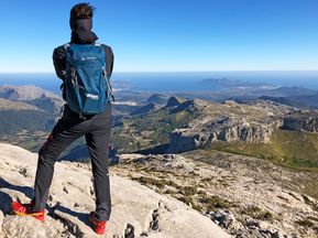 Wanderer mit Blick auf das Tramuntana Gebirge