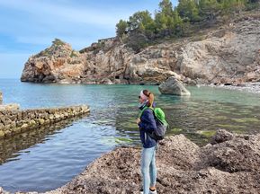 Wanderpause in der malerischen Bucht Cala Deià