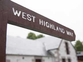 Wanderschild des West Highland Way auf der Beinglas Farm
