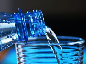 Wasser trinken und sanft entgiften