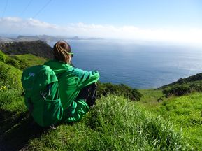 Wanderin genießt die Aussicht auf Madeira